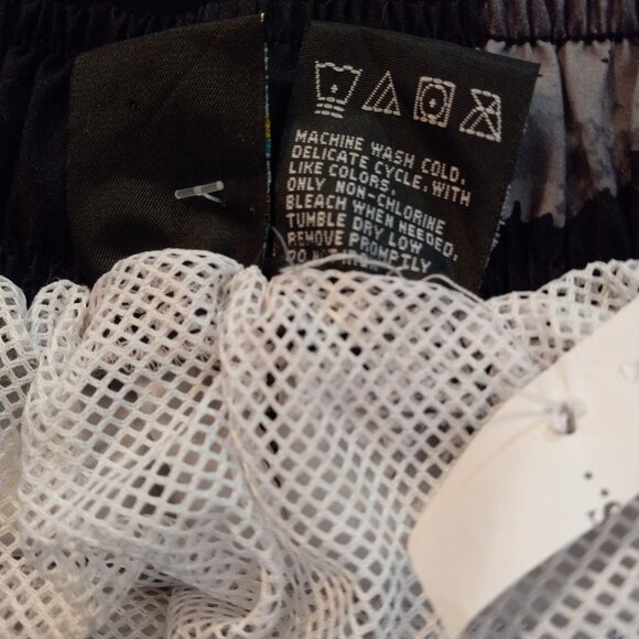 Maui And Sons Size L Mens Swim Trunks Hibiscus Floral Black Red White NEW - Picture 4 of 4